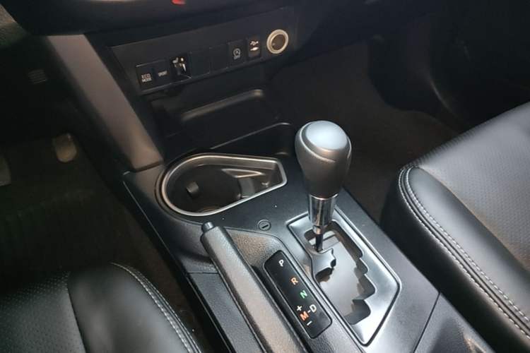 Used Toyota RAV4 2016 2.0L CVT Two-Wheel Drive Fashion Edition China V Standard Gear Lever