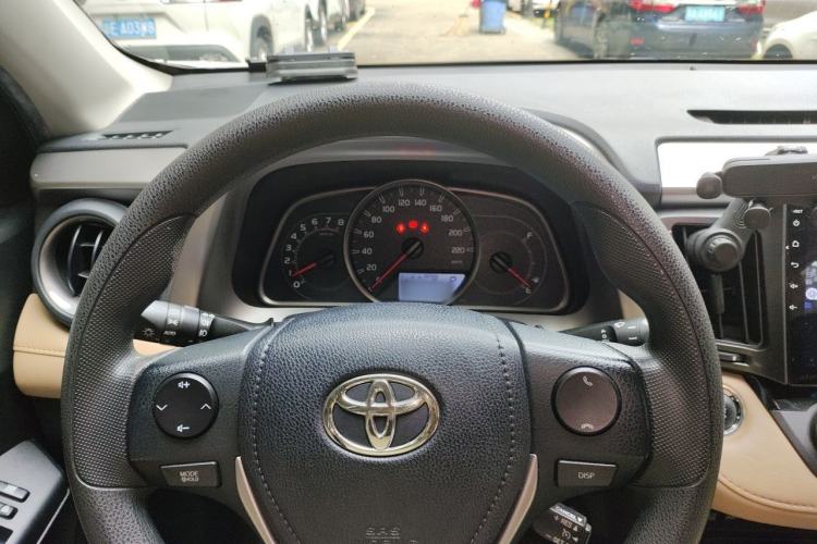 Used Toyota RAV4 2016 2.0L CVT Two-Wheel Drive Fashion Edition China V Standard Instrument Cluster