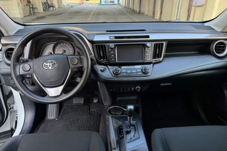 Used Toyota RAV4 2016 2.0L CVT Two-Wheel Drive Fashion Edition China V Standard Interior 1