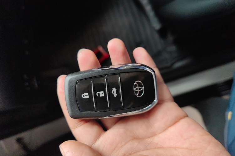 Used Toyota RAV4 2016 2.0L CVT Two-Wheel Drive Fashion Edition China V Standard Interior 1