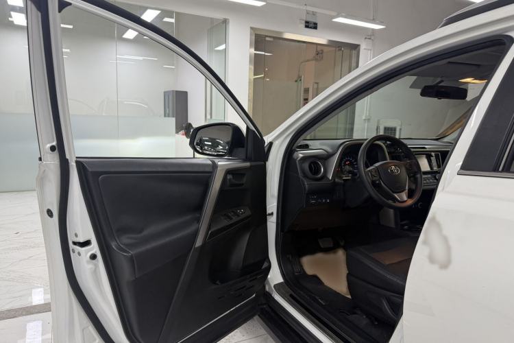 Used Toyota RAV4 2016 2.0L CVT Two-Wheel Drive Fashion Edition China V Standard Interior 1