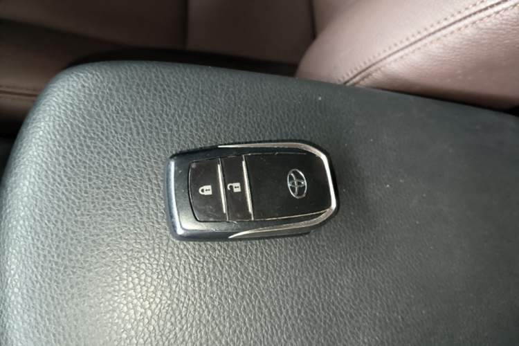 Used Toyota RAV4 2016 2.0L CVT Two-Wheel Drive Fashion Edition China V Standard Interior 1