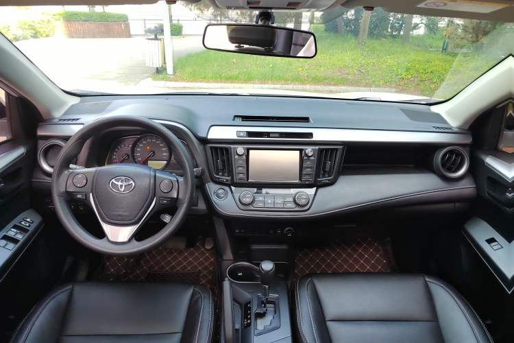 Used Toyota RAV4 2016 2.0L CVT Two-Wheel Drive Fashion Edition China V Standard Interior 1