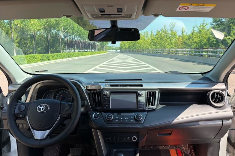 Used Toyota RAV4 2016 2.0L CVT Two-Wheel Drive Fashion Edition China V Standard Interior 1