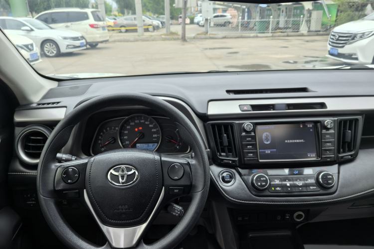 Used Toyota RAV4 2016 2.0L CVT Two-Wheel Drive Fashion Edition China V Standard Interior 1