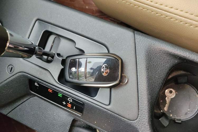 Used Toyota RAV4 2016 2.0L CVT Two-Wheel Drive Fashion Edition China V Standard Interior 1