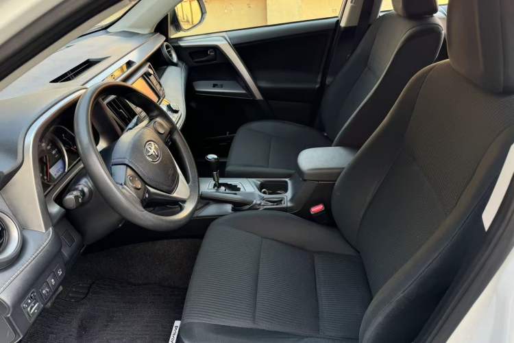 Used Toyota RAV4 2016 2.0L CVT Two-Wheel Drive Fashion Edition China V Standard Interior 2