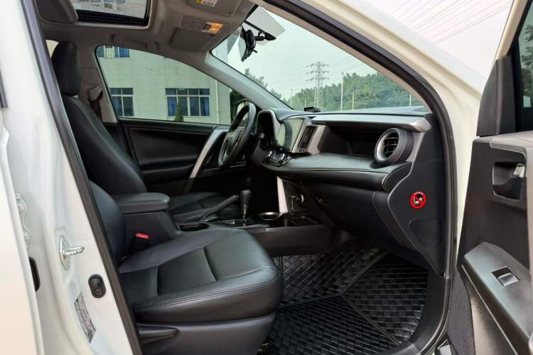 Used Toyota RAV4 2016 2.0L CVT Two-Wheel Drive Fashion Edition China V Standard Interior 2