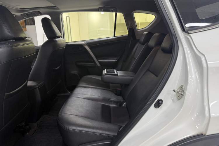 Used Toyota RAV4 2016 2.0L CVT Two-Wheel Drive Fashion Edition China V Standard Interior 2