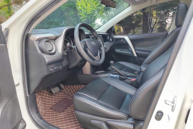 Used Toyota RAV4 2016 2.0L CVT Two-Wheel Drive Fashion Edition China V Standard Interior 2