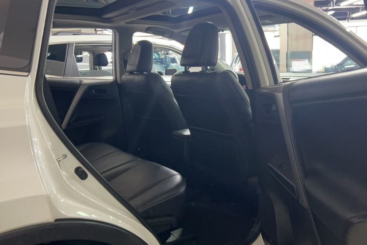Used Toyota RAV4 2016 2.5L Automatic 4x4 Elite Edition Interior 2