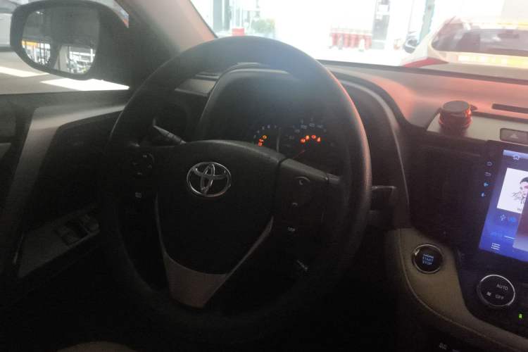 Used Toyota RAV4 2016 2.0L CVT Two-Wheel Drive Fashion Edition China V Standard Interior 2