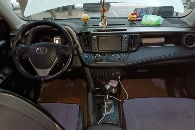 Used Toyota RAV4 2016 2.5L Automatic 4x4 Elite Edition Interior 2