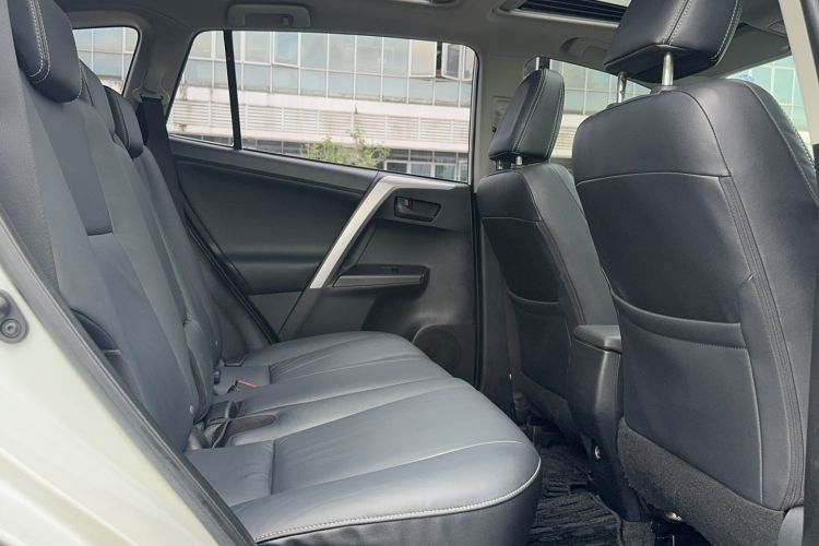 Used Toyota RAV4 2016 2.5L Automatic 4x4 Elite Edition Interior 2