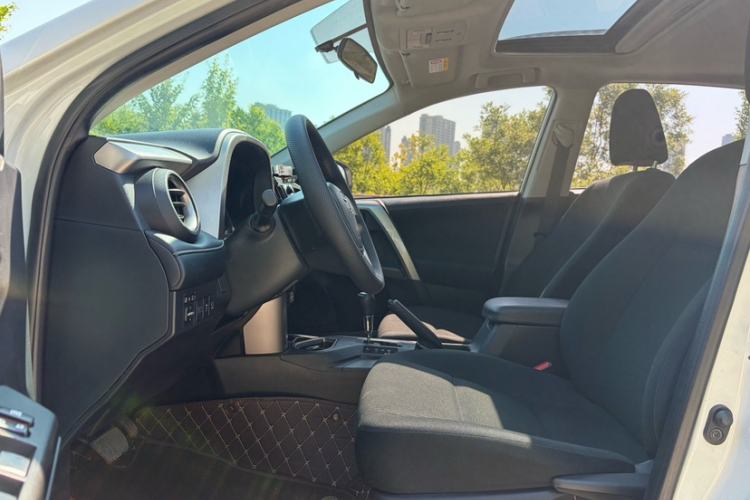 Used Toyota RAV4 2016 2.0L CVT Two-Wheel Drive Fashion Edition China V Standard Interior 2