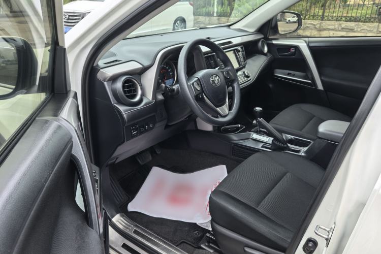 Used Toyota RAV4 2016 2.0L CVT Two-Wheel Drive Fashion Edition China V Standard Interior 2