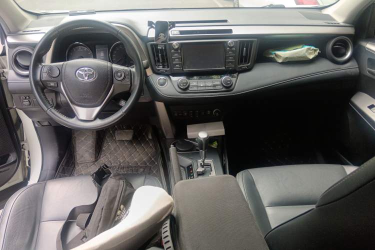 Used Toyota RAV4 2016 2.5L Automatic 4x4 Elite Edition Interior 2