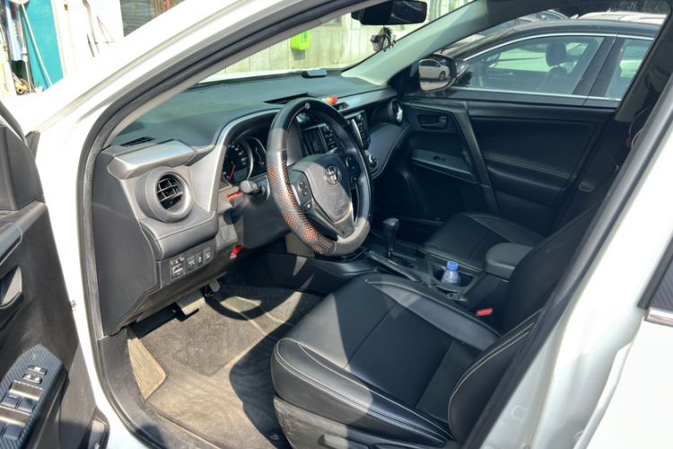 Used Toyota RAV4 2016 2.0L CVT Two-Wheel Drive Fashion Edition China V Standard Interior 2