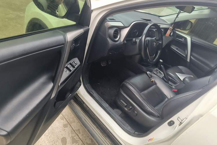 Used Toyota RAV4 2016 2.0L CVT Two-Wheel Drive Smart Edition China V Standard Interior 3