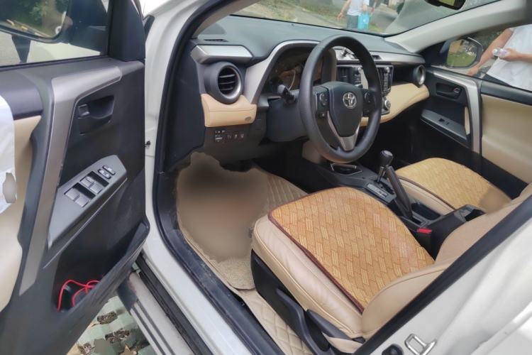 Used Toyota RAV4 2016 2.0L CVT Two-Wheel Drive Fashion Edition China V Standard Interior 3