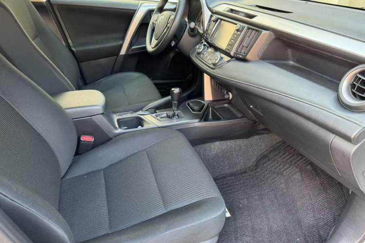 Used Toyota RAV4 2016 2.0L CVT Two-Wheel Drive Fashion Edition China V Standard Interior 3