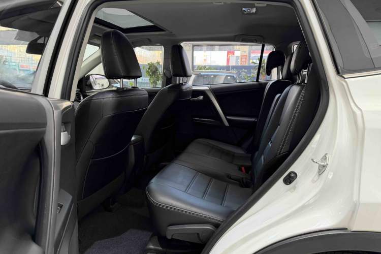 Used Toyota RAV4 2016 2.0L CVT Two-Wheel Drive Comfort Edition China V Standard Interior 3