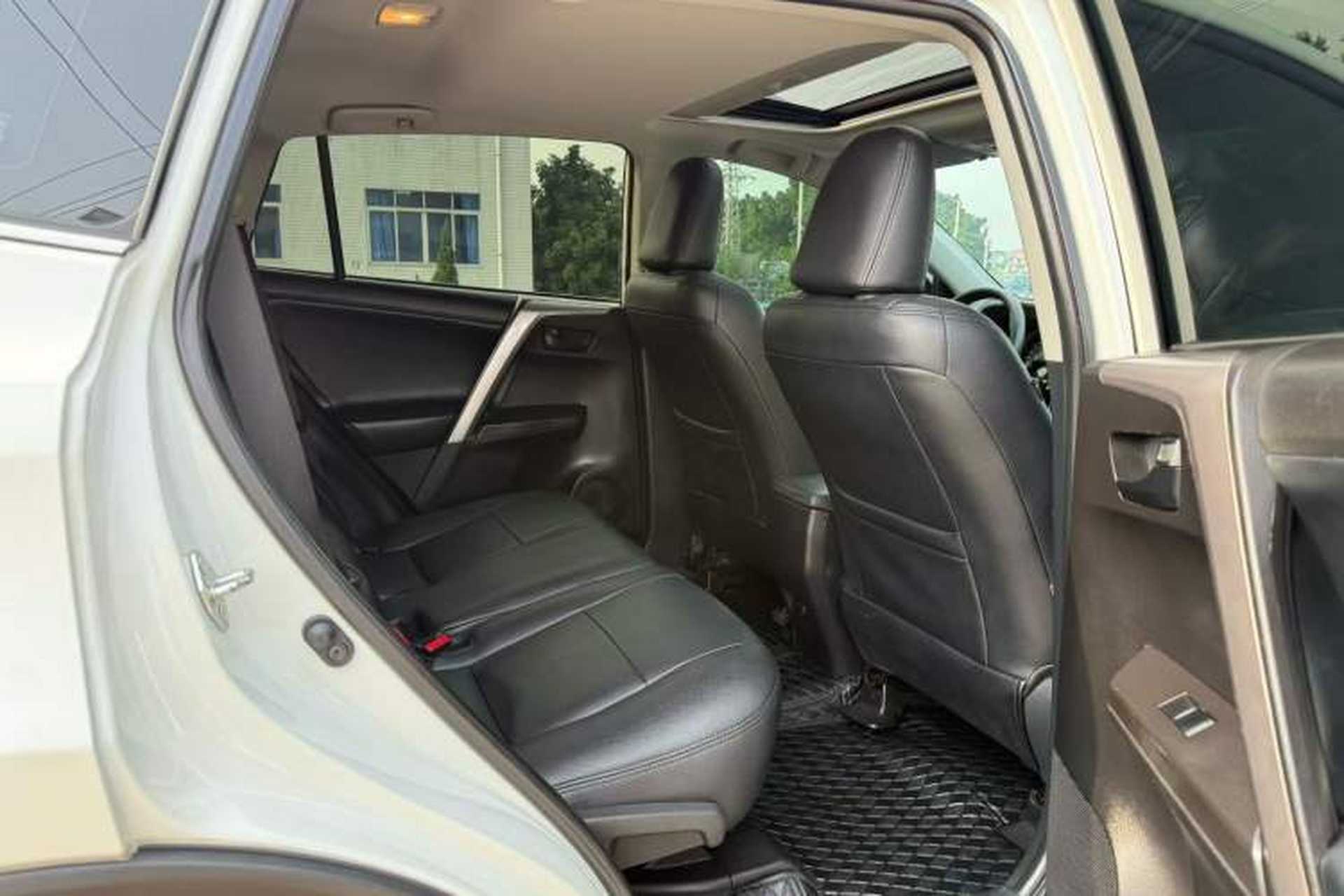 Used Toyota RAV4 2016 2.0L CVT Two-Wheel Drive Fashion Edition China V Standard Interior 3