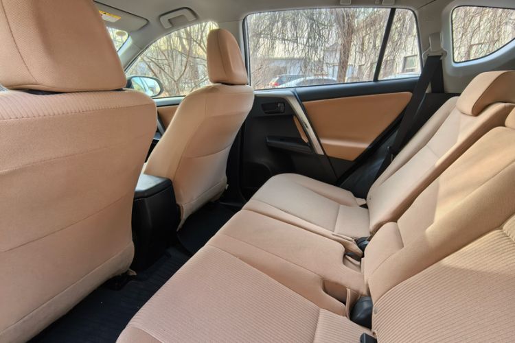 Used Toyota RAV4 2016 2.0L CVT Two-Wheel Drive Urban Edition China V Standard Interior 3