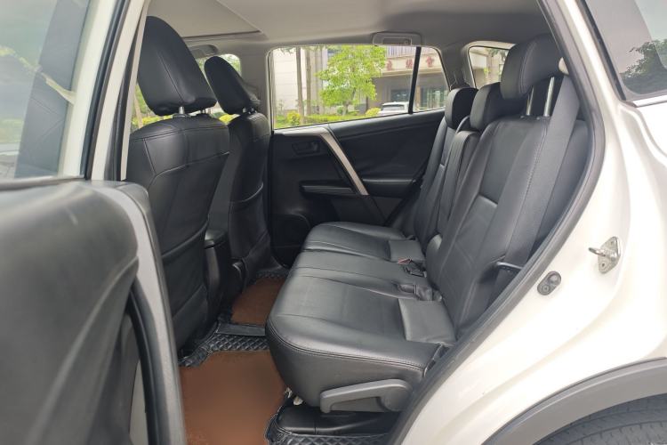 Used Toyota RAV4 2016 2.0L CVT Two-Wheel Drive Fashion Edition China V Standard Interior 3