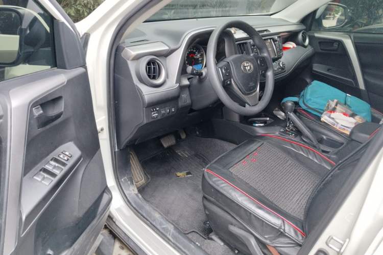 Used Toyota RAV4 2016 2.0L CVT Two-Wheel Drive Fashion Edition China V Standard Interior 3