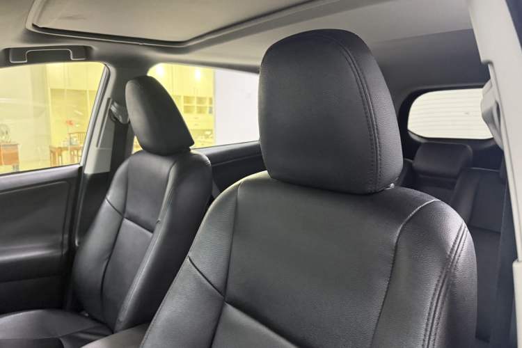 Used Toyota RAV4 2016 2.0L CVT Two-Wheel Drive Fashion Edition China V Standard Interior 3
