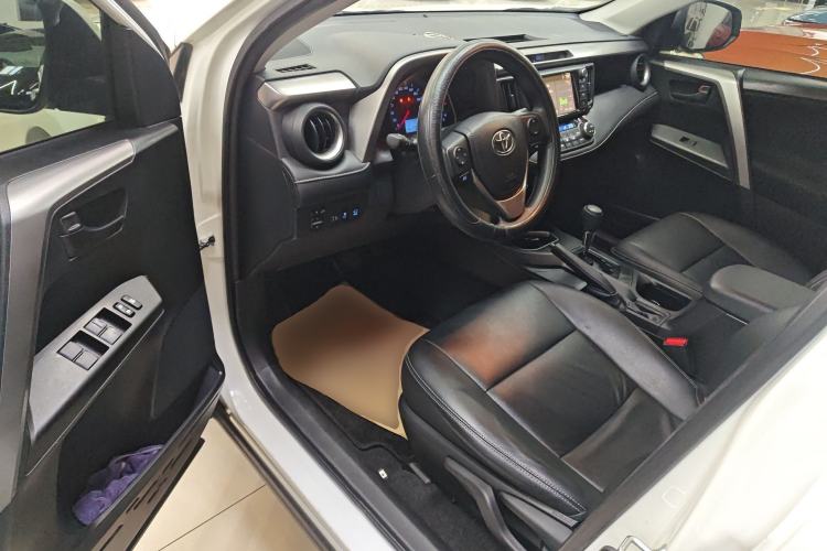 Used Toyota RAV4 2016 2.0L CVT Two-Wheel Drive Fashion Edition China V Standard Interior 3