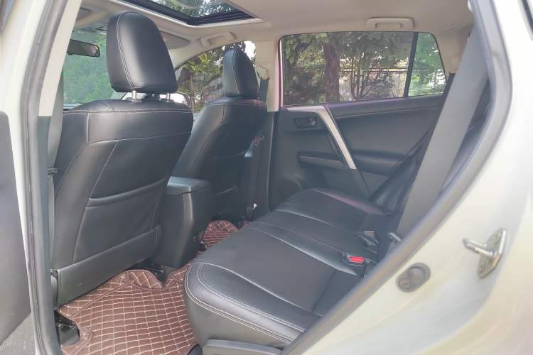 Used Toyota RAV4 2016 2.0L CVT Two-Wheel Drive Fashion Edition China V Standard Interior 3