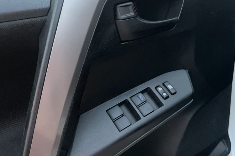 Used Toyota RAV4 2016 2.0L CVT Two-Wheel Drive Fashion Edition China V Standard Interior 3