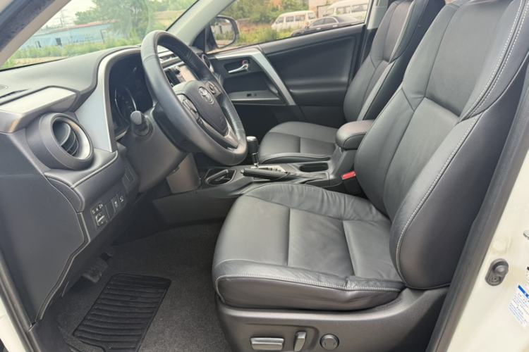 Used Toyota RAV4 2016 2.0L CVT 4x4 New Edition China V Standard Interior 3