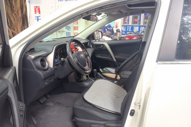 Used Toyota RAV4 2016 2.0L CVT Two-Wheel Drive Fashion Edition China V Standard Interior 3