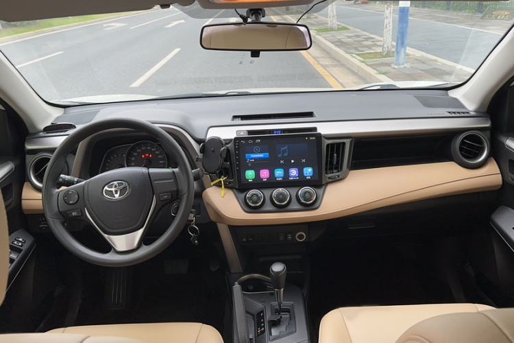 Used Toyota RAV4 2016 2.0L CVT Two-Wheel Drive Urban Edition China V Standard Interior 3