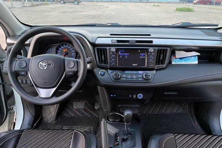 Used Toyota RAV4 2016 2.0L CVT Two-Wheel Drive Fashion Edition China V Standard Interior 3
