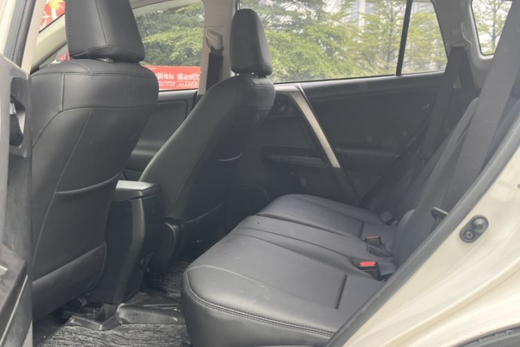 Used Toyota RAV4 2016 2.0L CVT Two-Wheel Drive Fashion Edition China V Standard Interior 3