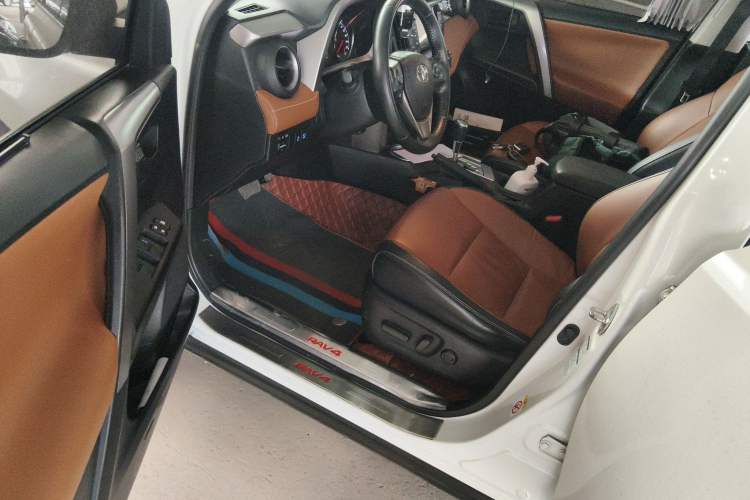 Used Toyota RAV4 2016 2.5L Automatic 4x4 Elite Edition Interior 3