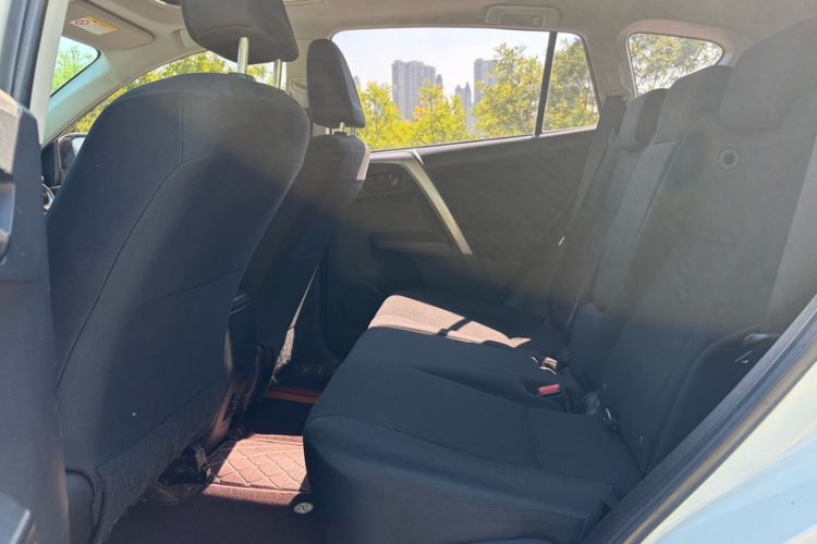 Used Toyota RAV4 2016 2.0L CVT Two-Wheel Drive Fashion Edition China V Standard Interior 3