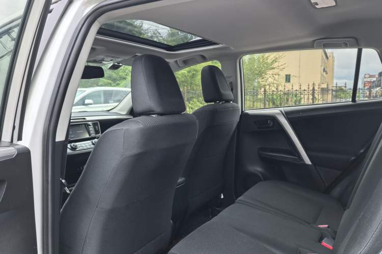 Used Toyota RAV4 2016 2.0L CVT Two-Wheel Drive Fashion Edition China V Standard Interior 3