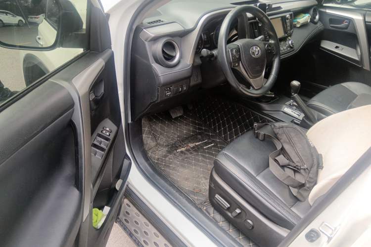 Used Toyota RAV4 2016 2.5L Automatic 4x4 Elite Edition Interior 3