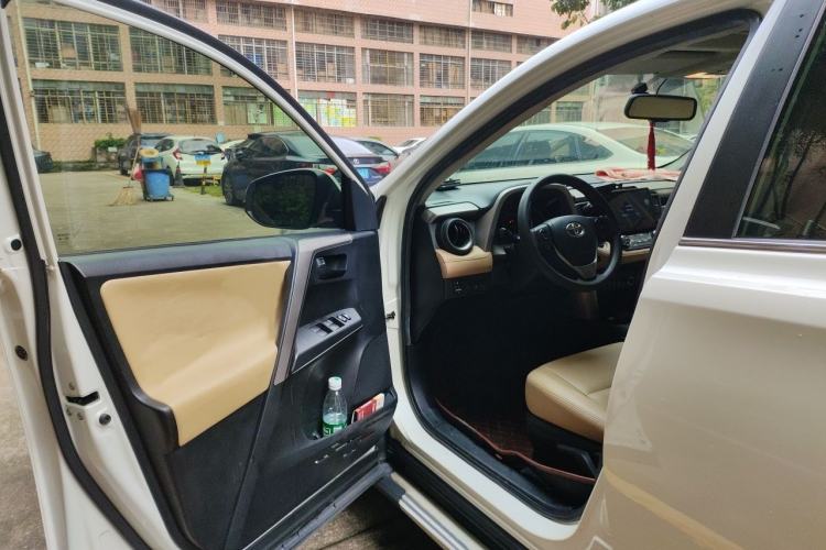 Used Toyota RAV4 2016 2.0L CVT Two-Wheel Drive Fashion Edition China V Standard Interior 3