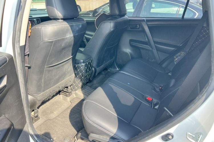 Used Toyota RAV4 2016 2.0L CVT Two-Wheel Drive Fashion Edition China V Standard Interior 3