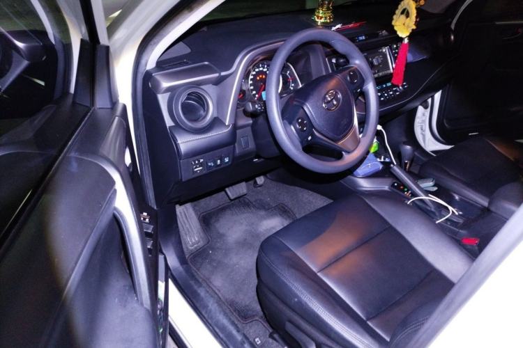 Used Toyota RAV4 2016 2.0L CVT Two-Wheel Drive Fashion Edition China V Standard Interior 3