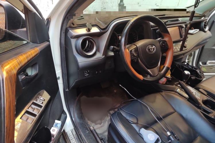 Used Toyota RAV4 2016 2.5L Automatic 4x4 Elite Edition Interior 3