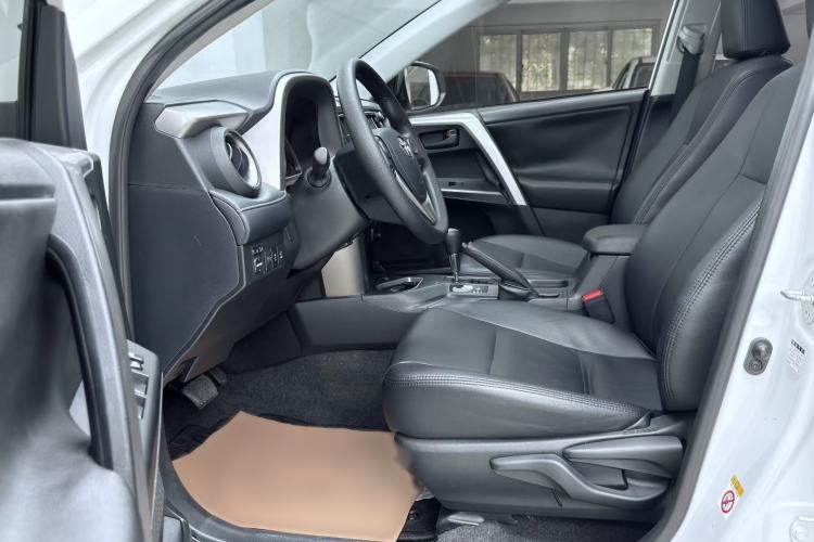 Used Toyota RAV4 2016 2.0L CVT Two-Wheel Drive Fashion Edition China V Standard Interior 3