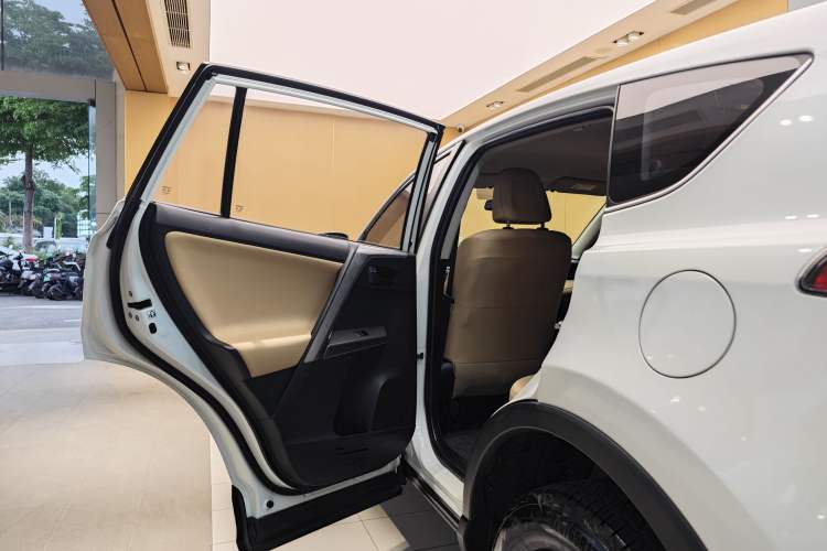 Used Toyota RAV4 2016 2.0L CVT Two-Wheel Drive Urban Edition China V Standard Interior 3