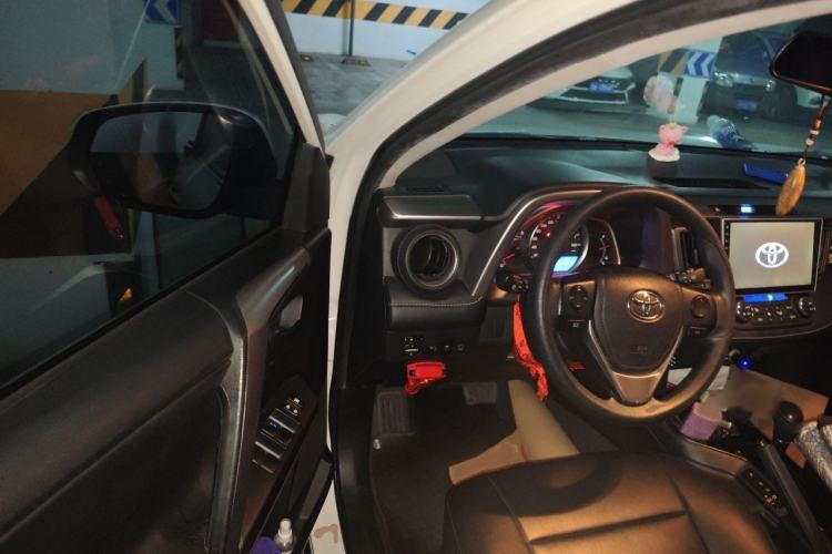 Used Toyota RAV4 2016 2.0L CVT Two-Wheel Drive Fashion Edition China V Standard Interior 3
